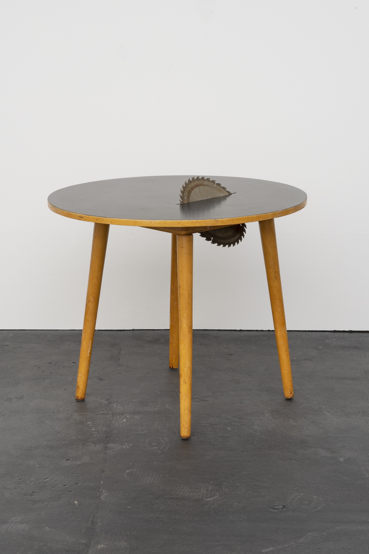 Phung-Tien Phan, Mid-Thirties, 2021vintage table, circular saw blade72,5 x 70 cm